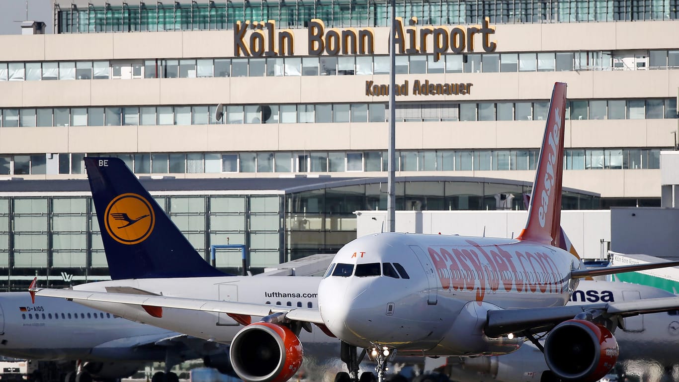 Wegen eines Lochs in der Rollbahn können keine Flugzeuge am Flughafen Köln-Bonn landen