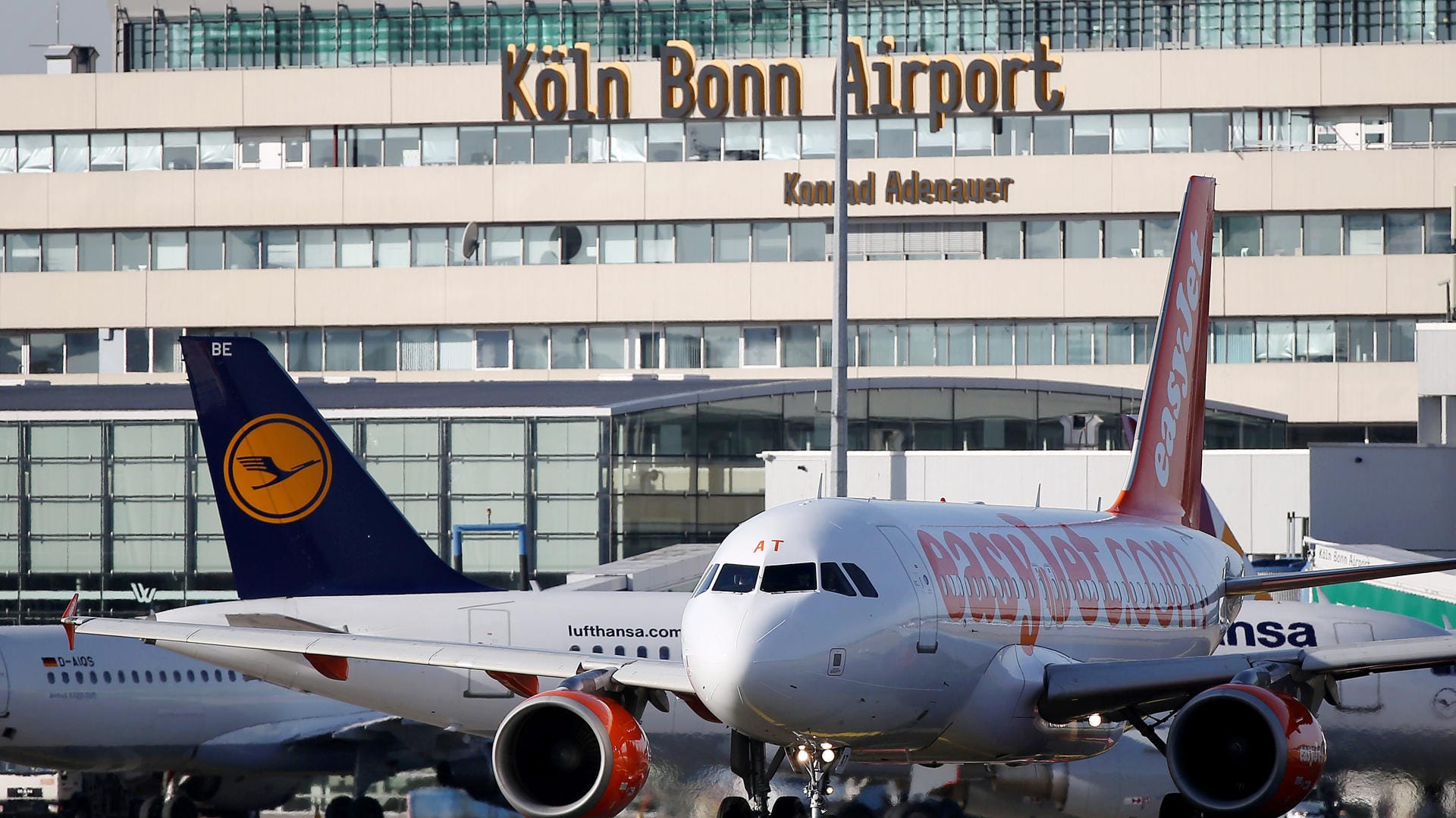 Wegen eines Lochs in der Rollbahn können keine Flugzeuge am Flughafen Köln-Bonn landen Wegen eines Lochs in der Rollbahn können keine Flugzeuge am Flughafen Köln-Bonn landen