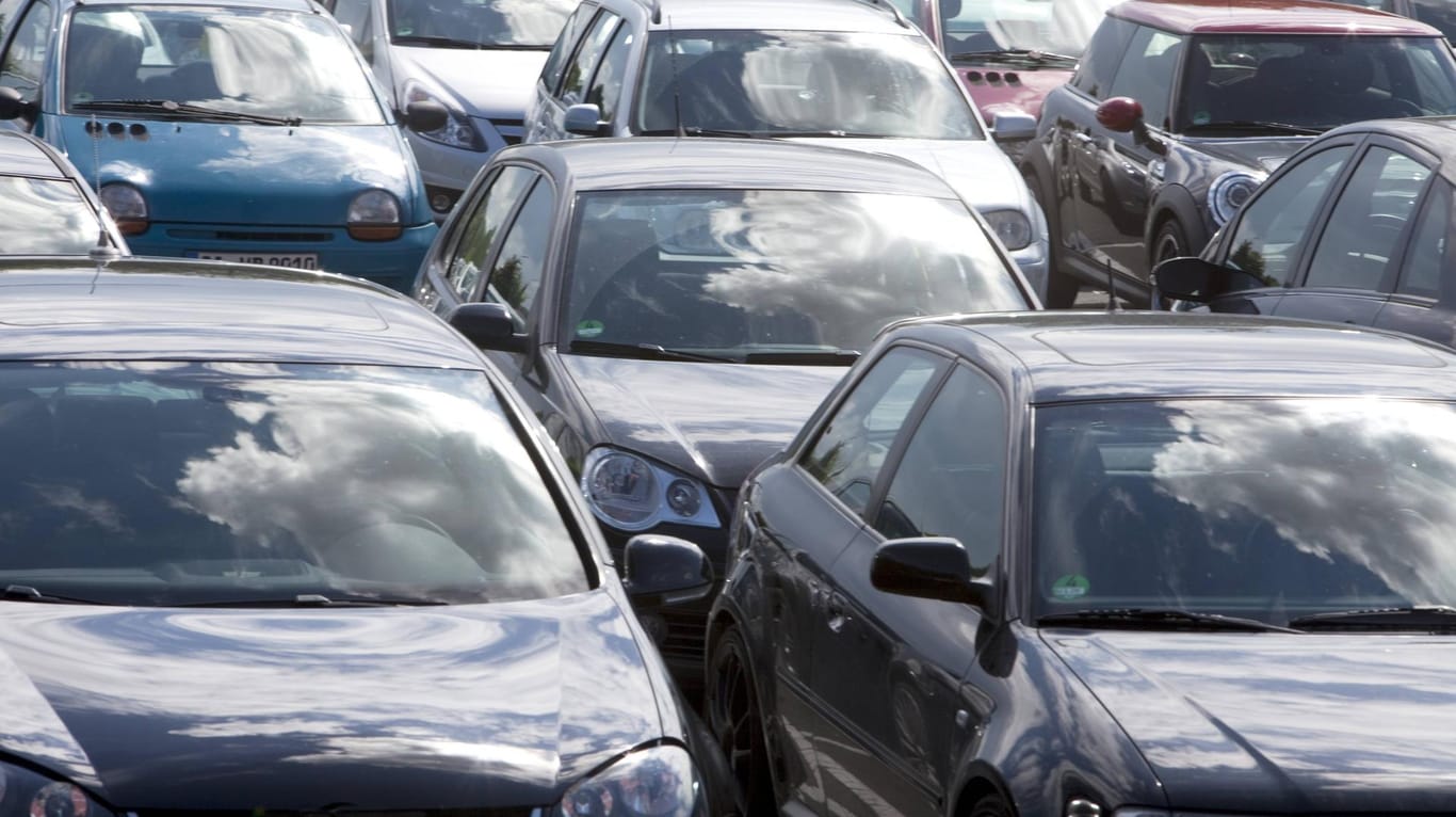 Autos auf einem Parkplatz: 2017 wurden 2,7 Prozent mehr Pkw neu zugelassen als im Jahr davor.