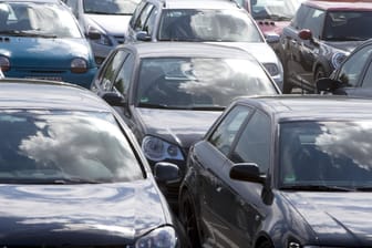 Autos auf einem Parkplatz: 2017 wurden 2,7 Prozent mehr Pkw neu zugelassen als im Jahr davor.