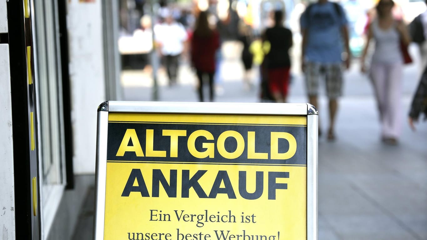 Ein Verkaufsschild in einer Fußgängerzone: Ein Juwelier in Berlin-Tegel hat einen Räuber niedergeschossen.
