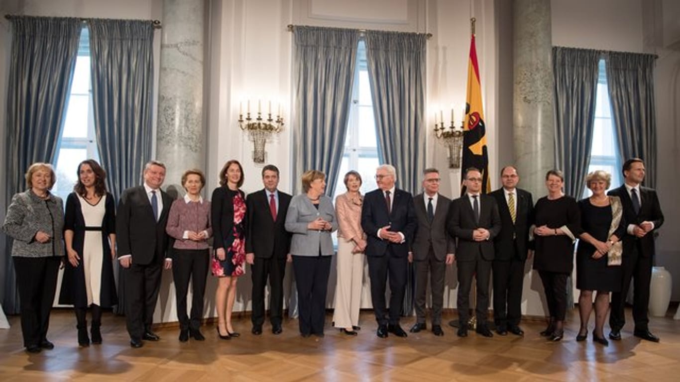 Die Mitglieder der Bundesregierung beim Neujahrsempfang des Bundespräsidenten im Schloss Bellevue in Berlin.