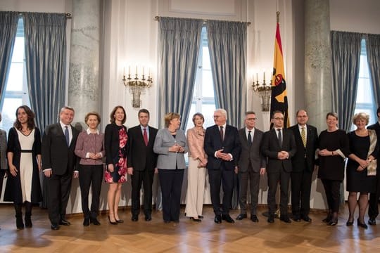 Die Mitglieder der Bundesregierung beim Neujahrsempfang des Bundespräsidenten im Schloss Bellevue in Berlin.