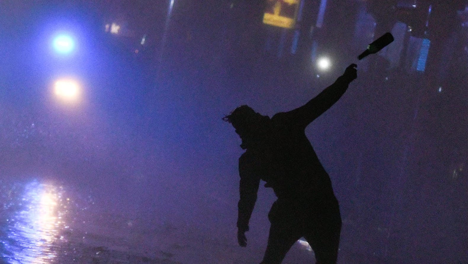 G20-Demo in Hamburg: Ein Demonstrant wirft im Schanzenviertel einen Flasche gegen einen Wasserwerfer