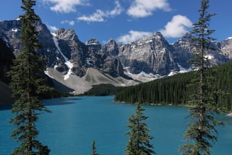 Moraine Lake, Alberta: Das Sinnbild für die kanadischen Natursehenswürdigkeiten.