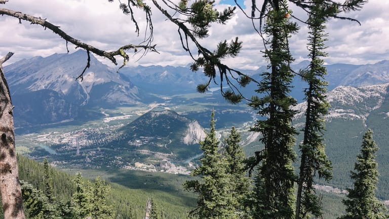 Sicht auf Banff vom Sulphur Mountain: Die erste Stadtverwaltung innerhalb eines Nationalparks.