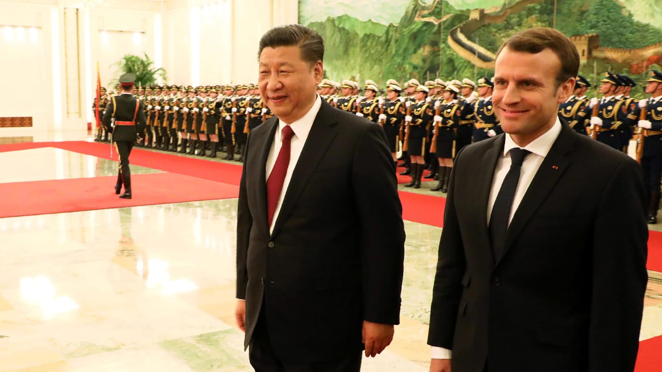 Frankreichs Präsident Emmanuel Macron mit Chinas Präsident Xi Jinping: Das Gastgeschenk sorgte im Reich der Mitte für Aufsehen.