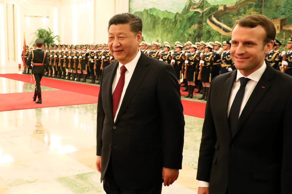 Frankreichs Präsident Emmanuel Macron mit Chinas Präsident Xi Jinping: Das Gastgeschenk sorgte im Reich der Mitte für Aufsehen.