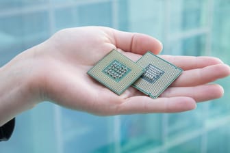 Computerchips von Intel, AMD und anderen Herstellern haben eine Schwachstelle. Ein Betriebssystem-Update soll sie beheben.