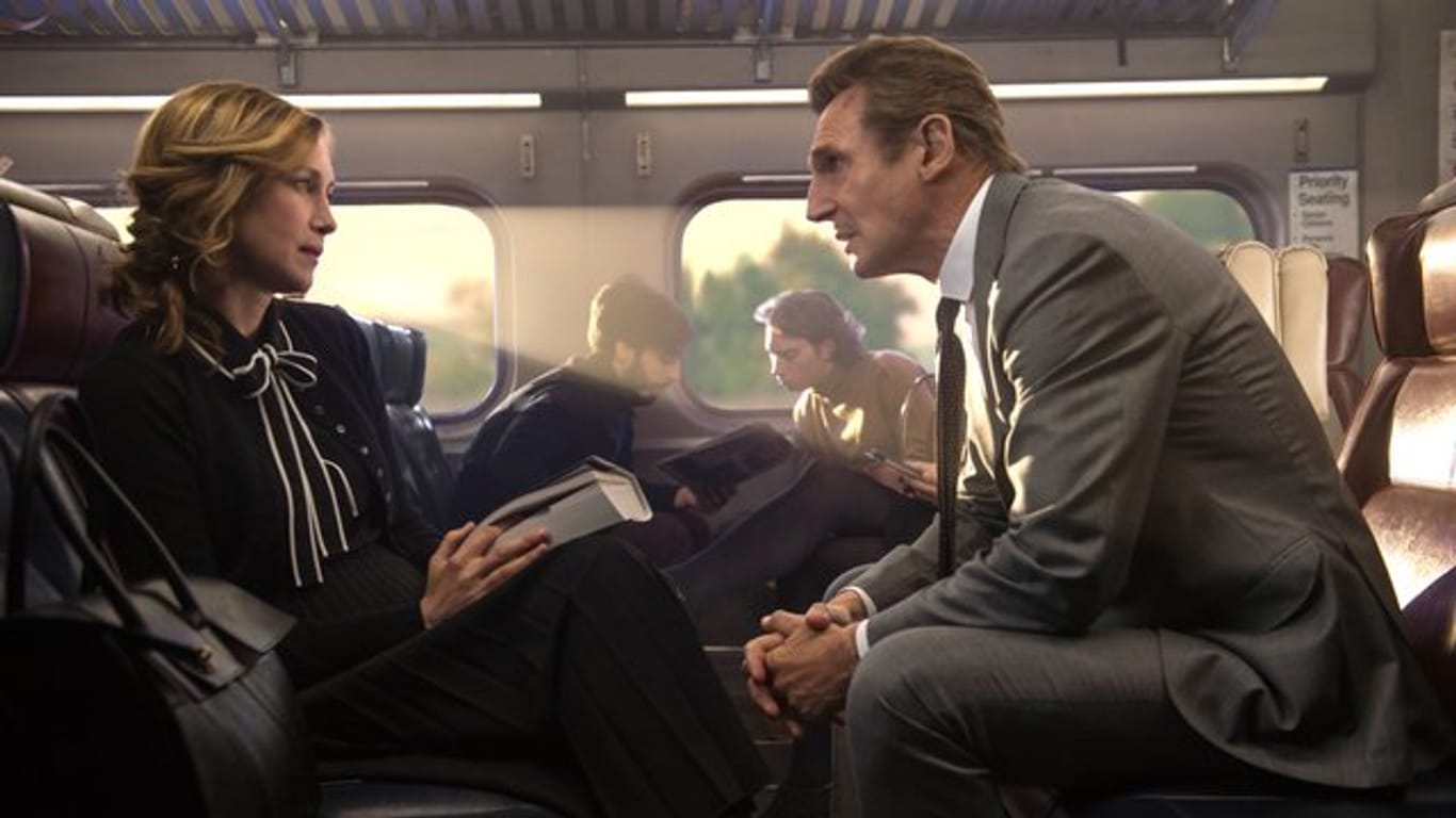 Michael MacCauley (Liam Neeson) begegnet im Zug der äußerst rätselhaften Joanna (Vera Farmiga).