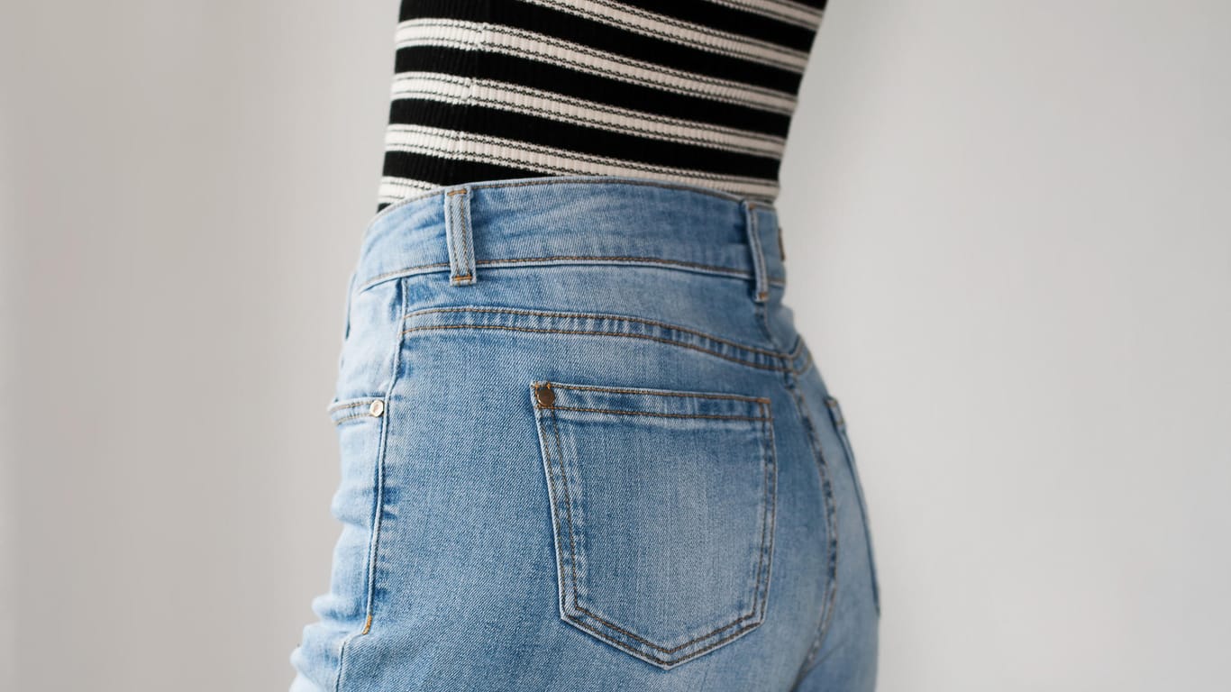 Jeans: Mit der richtigen Form der Hose können Sie Problemzonen kaschieren.