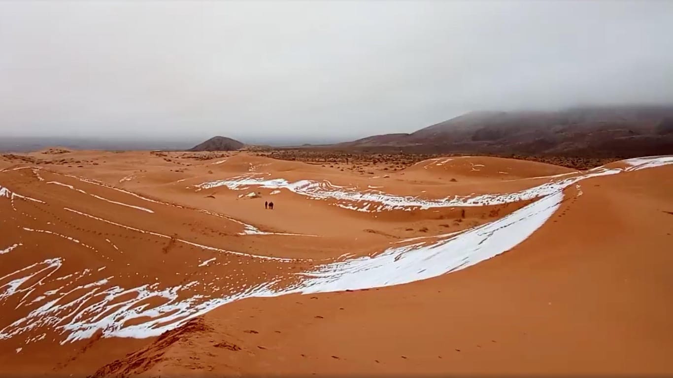 Schneebedeckte Dünen: Bei Ain Sefra in Algerien gab es am Wochenende dieses seltene Bild zu bewundern.