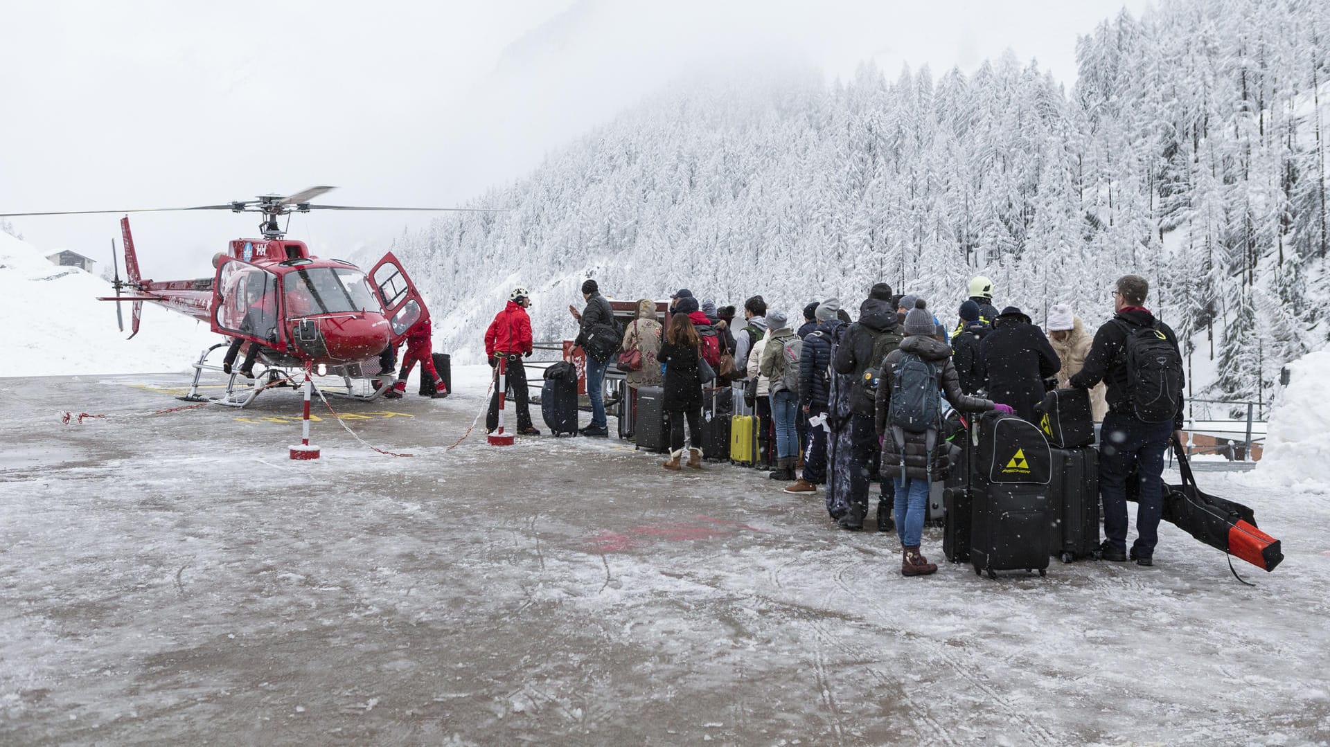 Anstehen für die Evakuierung: Touristen werden per Hubschrauber aus dem Skiort Zermatt in der Schweiz ausgeflogen. Anstehen für die Evakuierung: Touristen werden per Hubschrauber aus dem Skiort Zermatt in der Schweiz ausgeflogen.