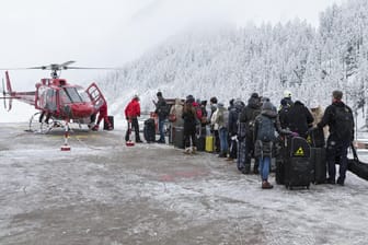 Anstehen für die Evakuierung: Touristen werden per Hubschrauber aus dem Skiort Zermatt in der Schweiz ausgeflogen.