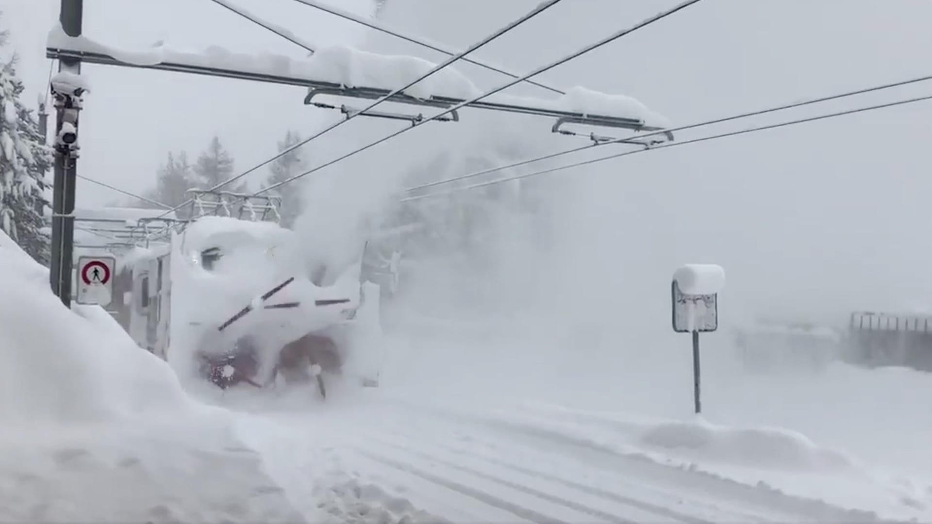 Schneefräse: Ein Spezialzug versucht den Weg nach Zermatt frei zu räumen.