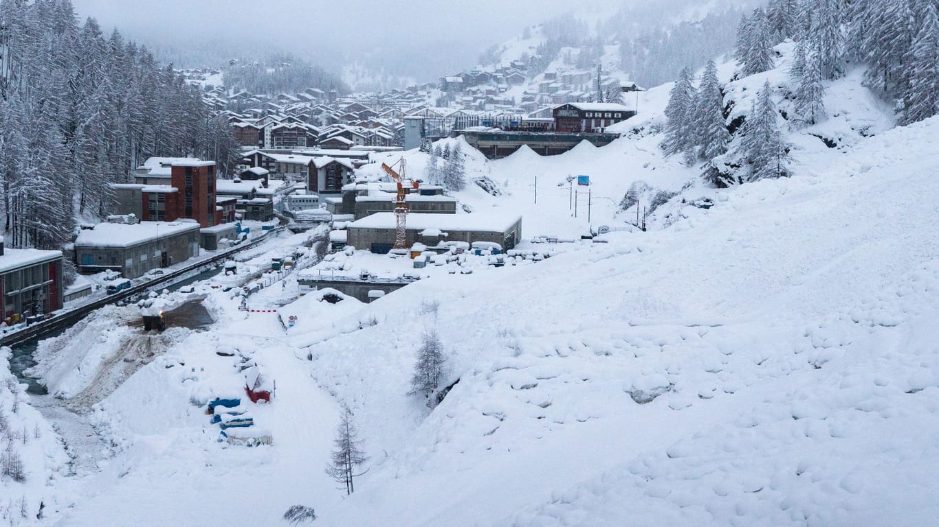 Lawinenabgang am Rand von Zermatt: Rund um den Ort nehmen die Behörden kontrollierte Sprengungen vor.