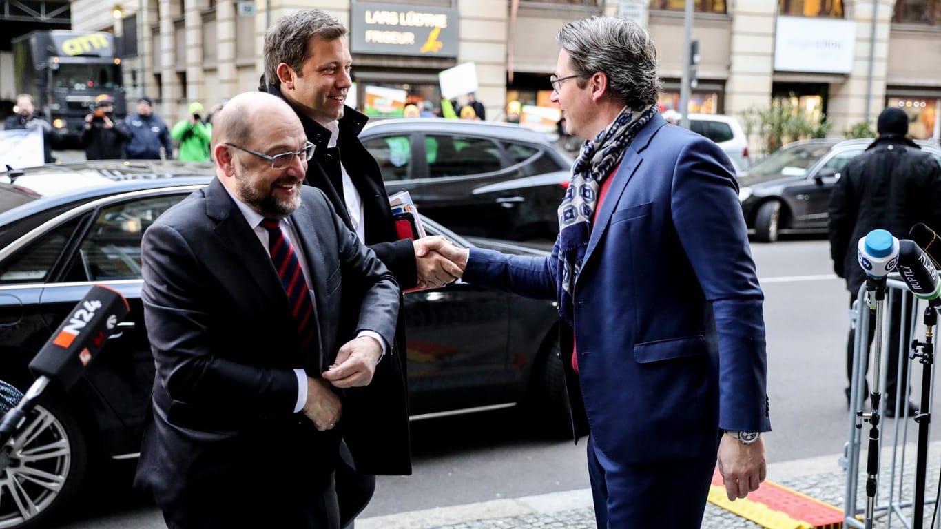 Verhandlungen in Berlin: Der SPD-Parteivorsitzende Martin Schulz (l.) und der SPD-Generalsekretär Lars Klingbeil (m.) werden vom CSU-Generalsekretär Andreas Scheuer begrüsst.