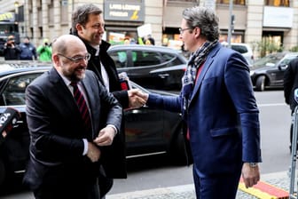 Verhandlungen in Berlin: Der SPD-Parteivorsitzende Martin Schulz (l.) und der SPD-Generalsekretär Lars Klingbeil (m.) werden vom CSU-Generalsekretär Andreas Scheuer begrüsst.