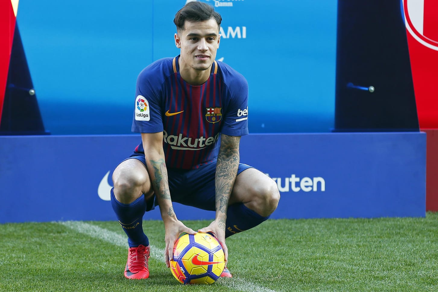 Gut gelaunt: Philippe Coutinho bei seiner Vorstellung in Barcelona. Er wechselte vom FC Liverpool zu den Katalanen.