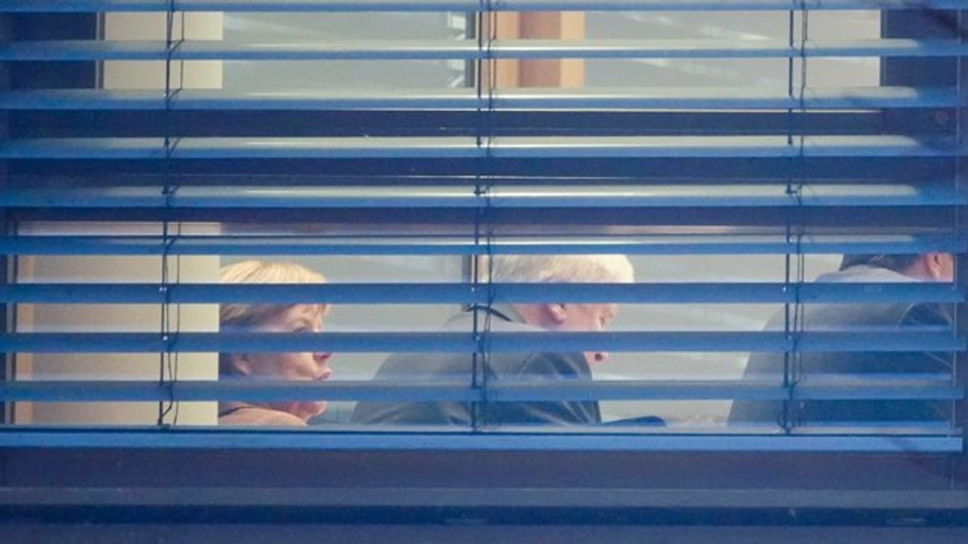 Bundeskanzlerin Angela Merkel und Bayerns Ministerpräsident Horst Seehofer nehmen in Berlin an den Sondierungsgesprächen mit der SPD teil.