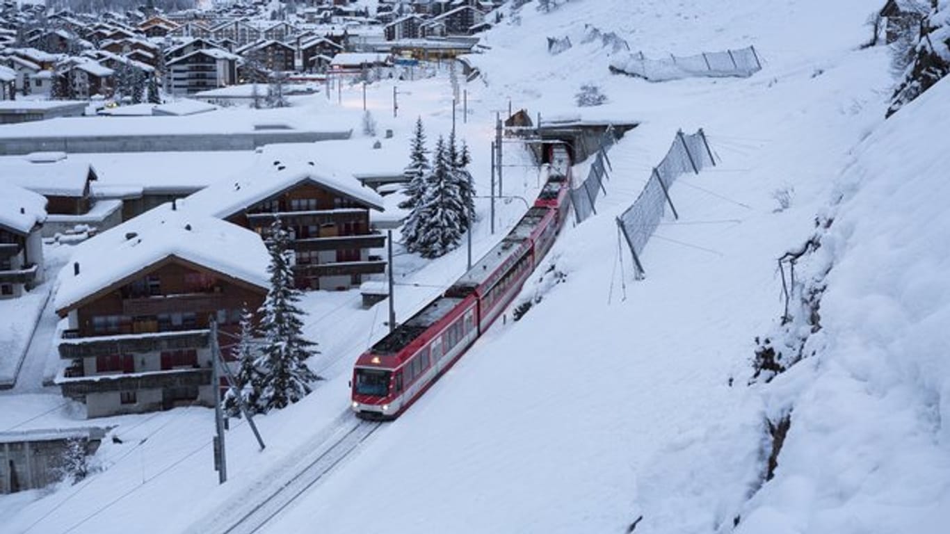 Am frühen Abend fuhren nach zwei Tagen wieder die ersten Züge in das autofreie Dorf Zermatt.