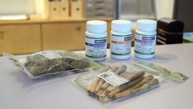 Cannabis als Medizin in verschiedenen Darreichungsformen - gesehen in einer Klinik in Tel Aviv. Cannabis als Medizin in verschiedenen Darreichungsformen - gesehen in einer Klinik in Tel Aviv.