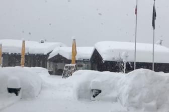In Zermatt liegt der Schnee meterhoch: Der Ort ist derzeit nur mit Hubschraubern zu erreichen.