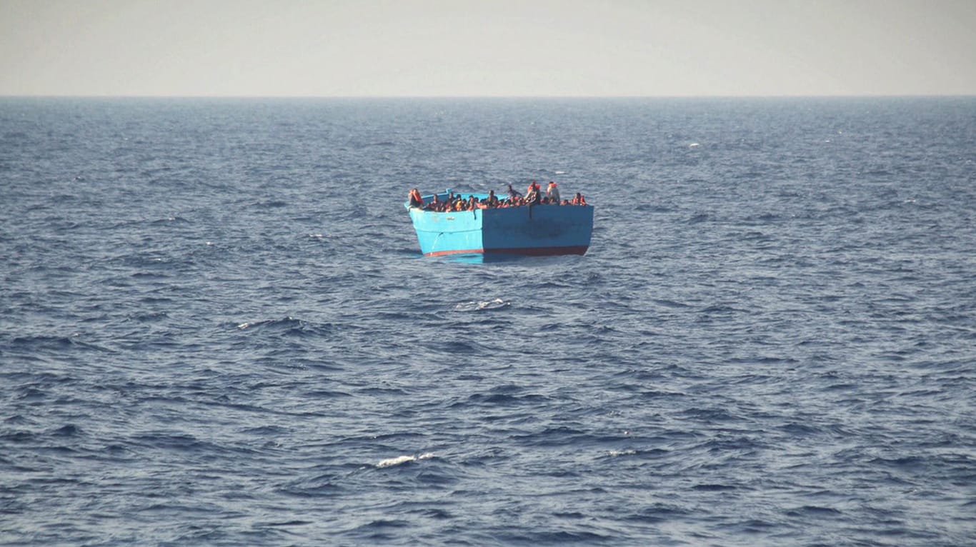 Ein Flüchtlingsboot auf dem Mittelmeer: Tausende Menschen sterben jährlich bei dem Versuch, das Meer zu überqueren. (Symbolbild)