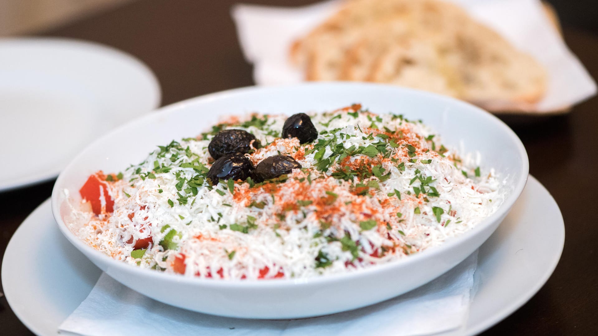 Vorspeisensalat auf einem Teller: Über den "Schopska-Salat" wird am Ende bulgarischer Schafskäse gerieben.