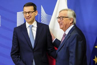 EU-Kommissionspräsident Juncker (r) empfing Polens Ministerpräsident Morawiecki am Dienstagabend zu einem Arbeitsessen in Brüssel.