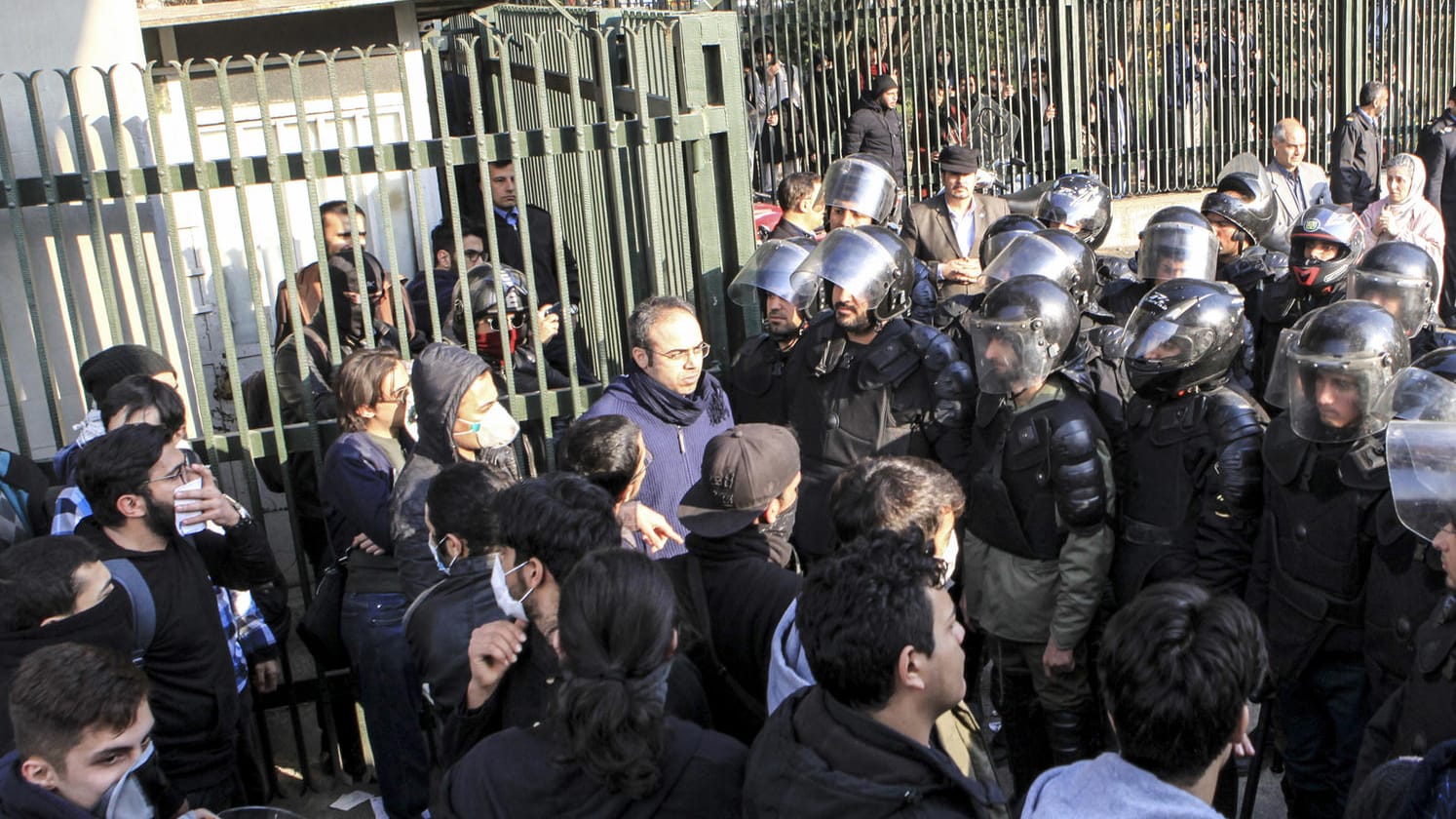 Polizisten und Studenten in Teheran: Im Iran kam es in den letzten Wochen immer wieder zu Massenprotesten.