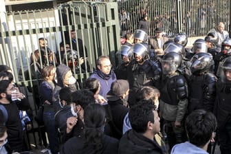 Polizisten und Studenten in Teheran: Im Iran kam es in den letzten Wochen immer wieder zu Massenprotesten.