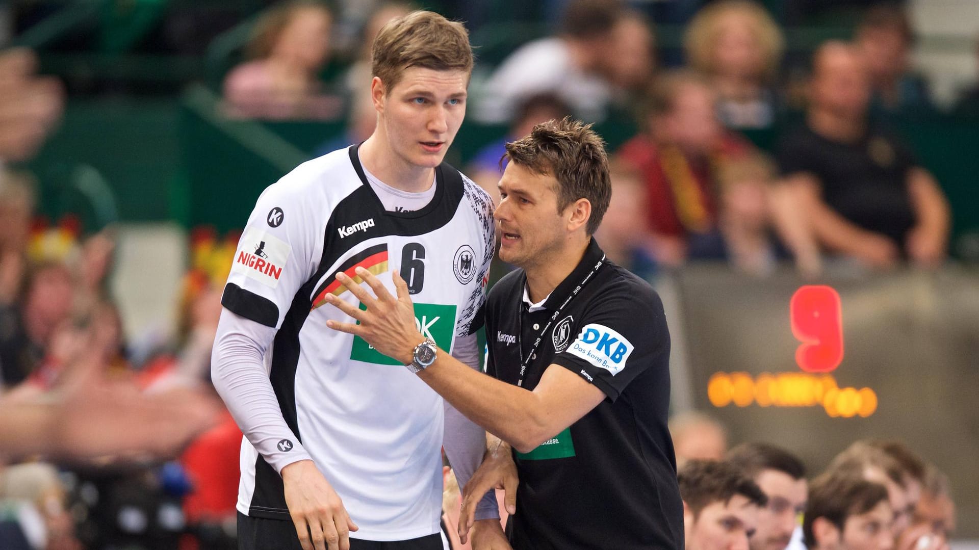 Bundestrainer Christian Prokop (r.) mit Finn Lemke: Wegen der Nicht-Nominierung des Abwehrchefs steht der Coach in der Kritik.