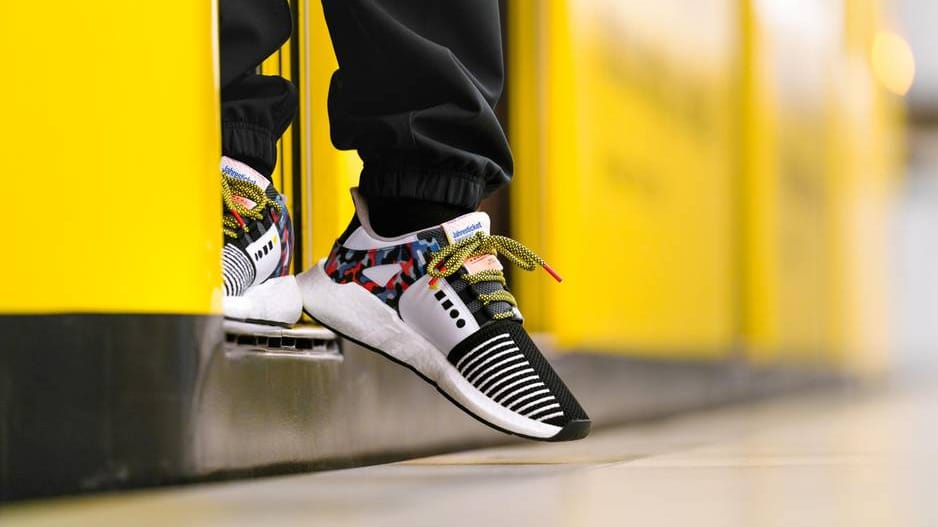 Sneaker in einem U-Bahn-Waggon präsentiert: So sieht der neuste Werbe-Coup der BVG aus.