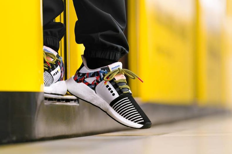 Sneaker in einem U-Bahn-Waggon präsentiert: So sieht der neuste Werbe-Coup der BVG aus.