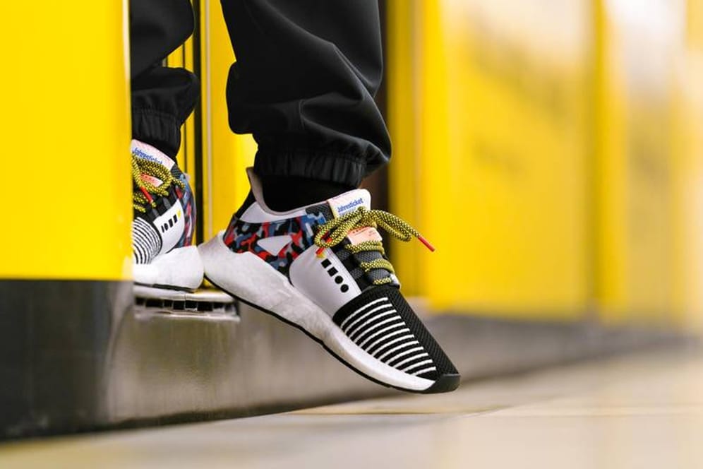 Sneaker in einem U-Bahn-Waggon präsentiert: So sieht der neuste Werbe-Coup der BVG aus.