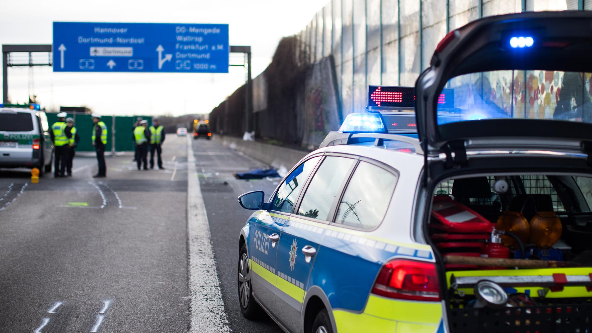 Ein Streifenwagen der Autobahnpolizei steht in Dortmund auf der A2 an der Unfallstelle. Ein Streifenwagen der Autobahnpolizei steht in Dortmund auf der A2 an der Unfallstelle.