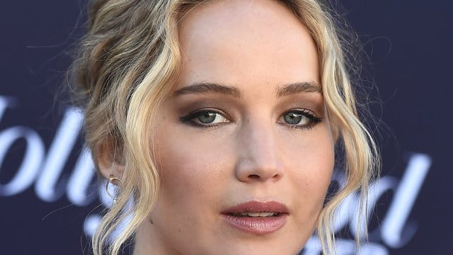 Jennifer Lawrence wandelt auf den Spuren von James Bond.