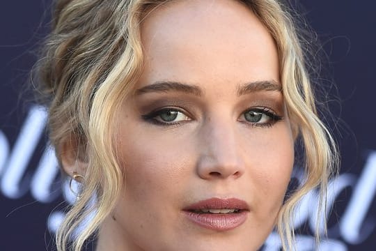 Jennifer Lawrence wandelt auf den Spuren von James Bond.