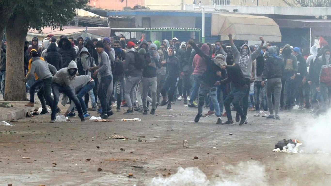 Demonstranten randalieren in Tebourba (Tunesien), während einer Protestkundgebung gegen steigende Preise und Steuererhöhungen.