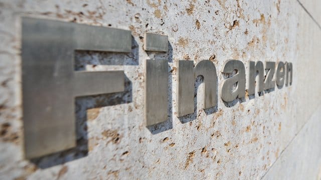 Der Bundeshaushalt liegt nach Schätzungen insgesamt 10,4 Milliarden Euro über Plan. Der Bundeshaushalt liegt nach Schätzungen insgesamt 10,4 Milliarden Euro über Plan.