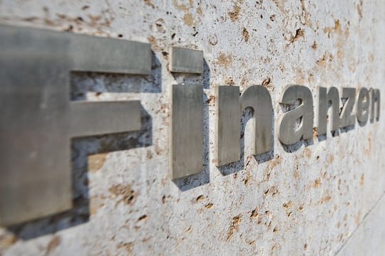 Der Bundeshaushalt liegt nach Schätzungen insgesamt 10,4 Milliarden Euro über Plan.