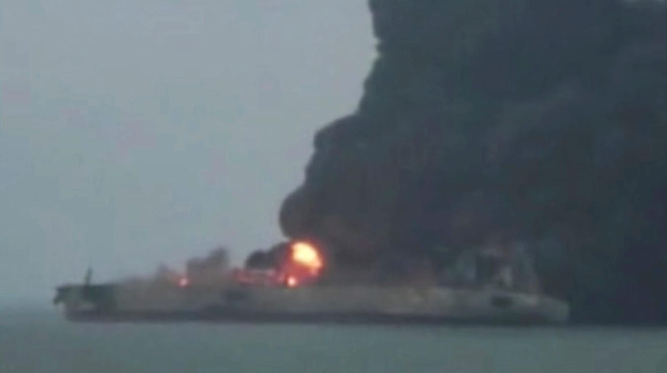Bei einer Kollision von zwei Schiffen vor der Küste Ostchinas ist der Öltanker in Brand geraten. Bei einer Kollision von zwei Schiffen vor der Küste Ostchinas ist der Öltanker in Brand geraten.