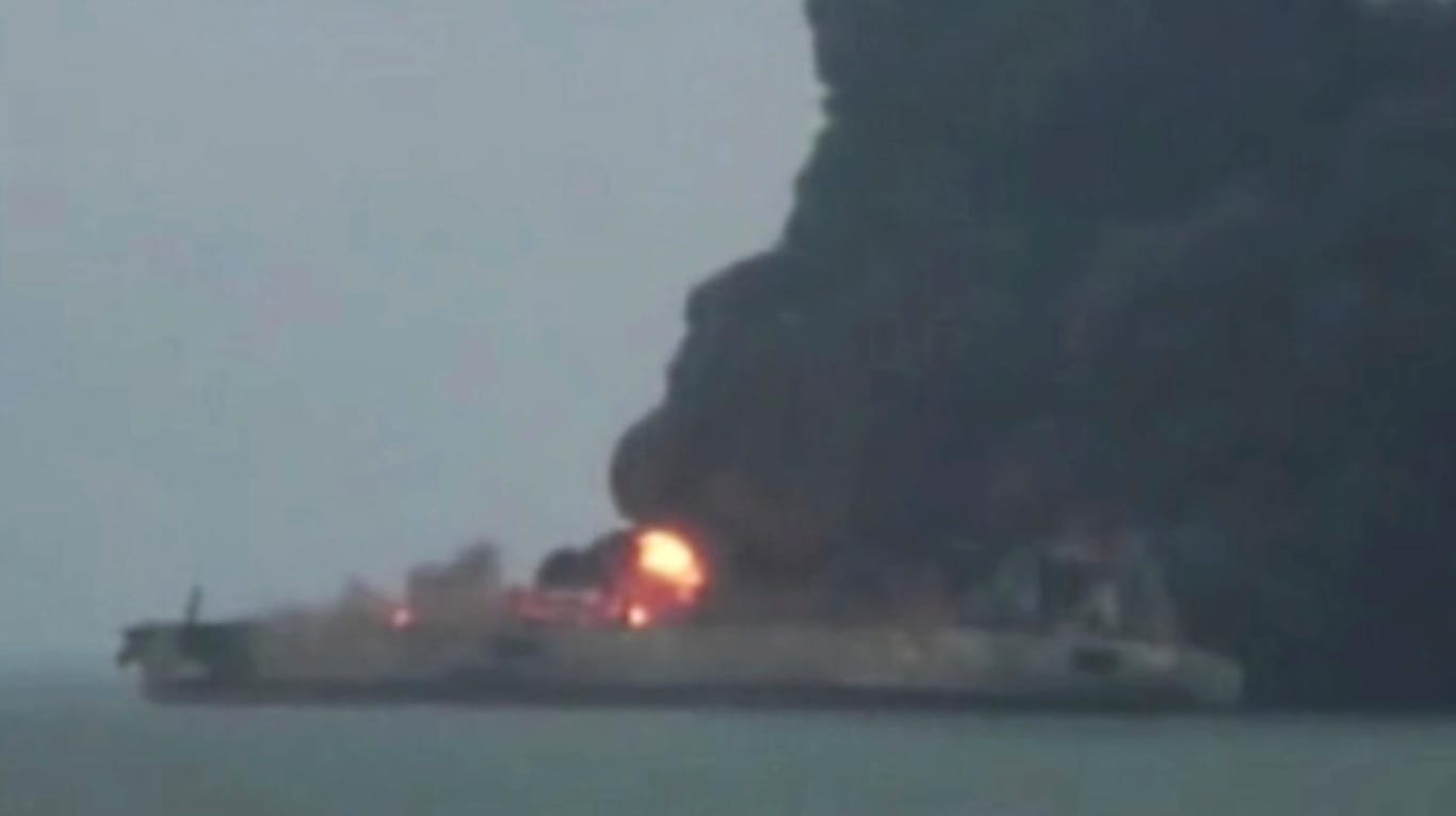 Bei einer Kollision von zwei Schiffen vor der Küste Ostchinas ist der Öltanker in Brand geraten.