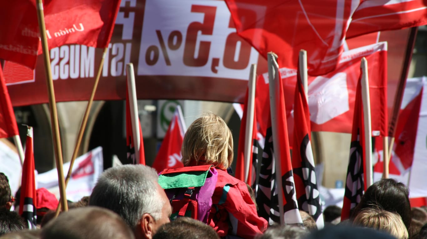 Streik: Demonstration im Rahmen eines Arbeitskampfes.