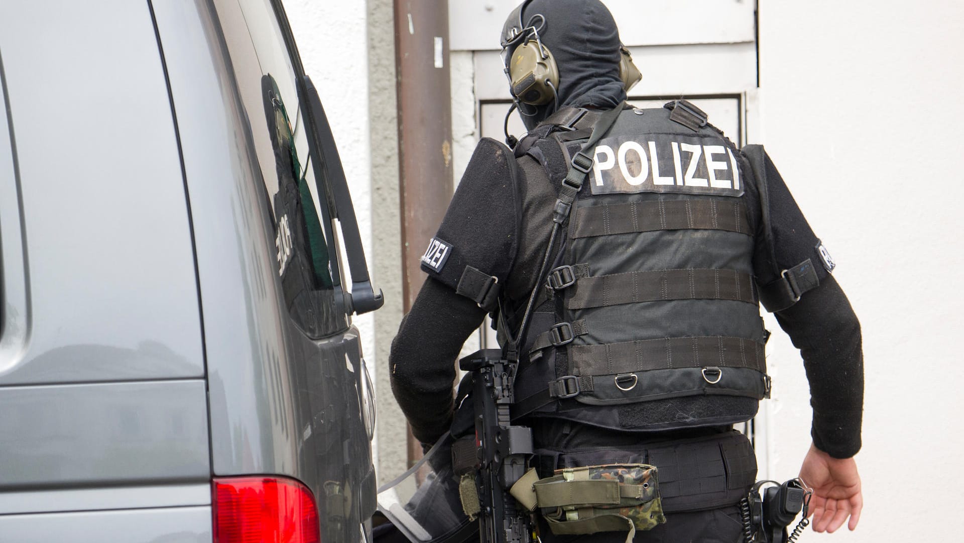 SEK-Beamter im Einsatz: Der mutmaßliche Kriegsverbrecher wurde in München festgenommen. SEK-Beamter im Einsatz: Der mutmaßliche Kriegsverbrecher wurde in München festgenommen.