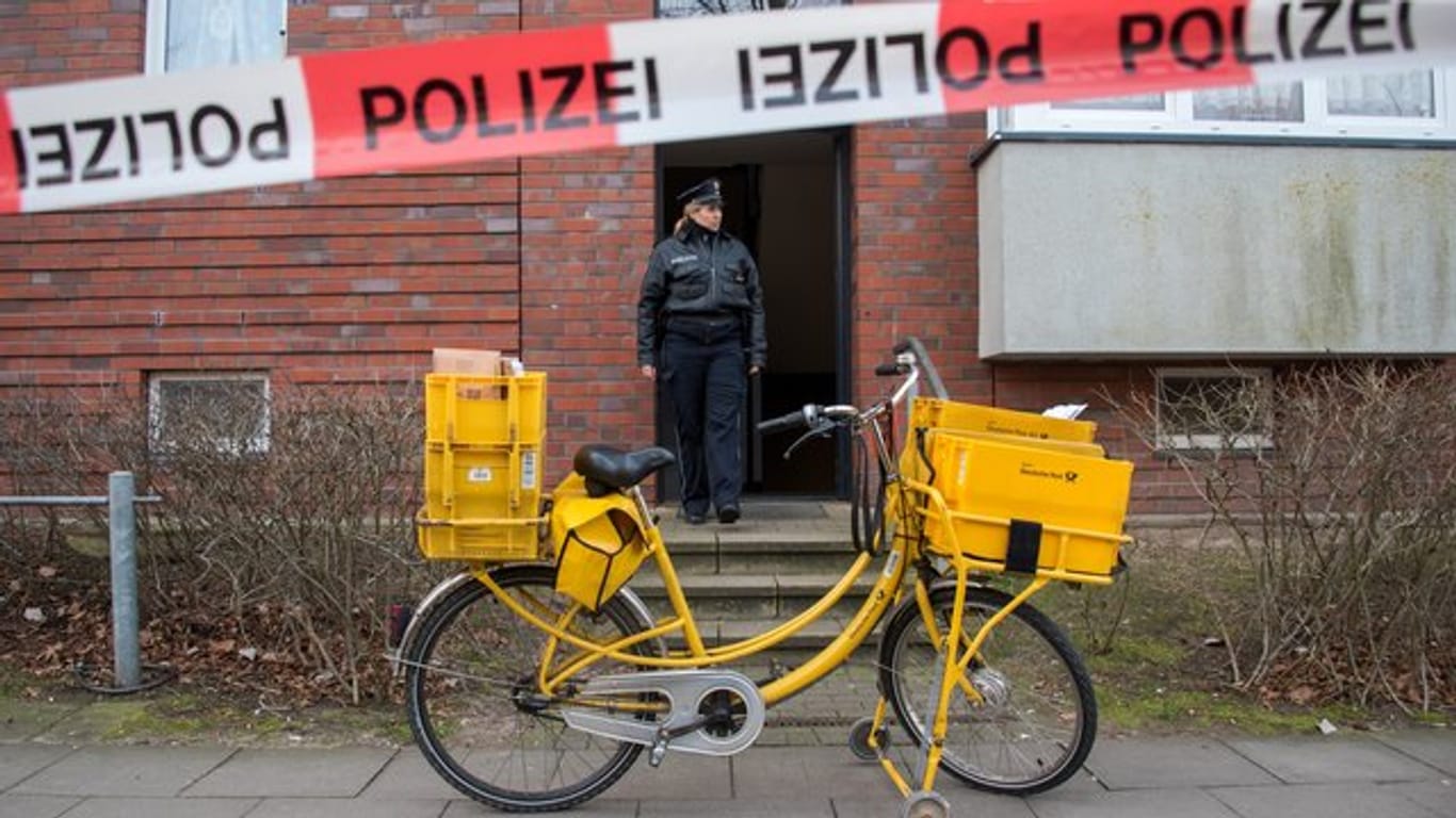 In Hamburg sichert eine Polizistin den Hauseingang, vor dem es zu dem Unfall mit der Pfefferspraydose gekommen war.