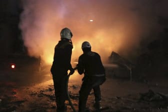 Mitarbeiter der sogenannten "Weißhelme" in Idlib beim Löschen eines Feuers nach einer Explosion.