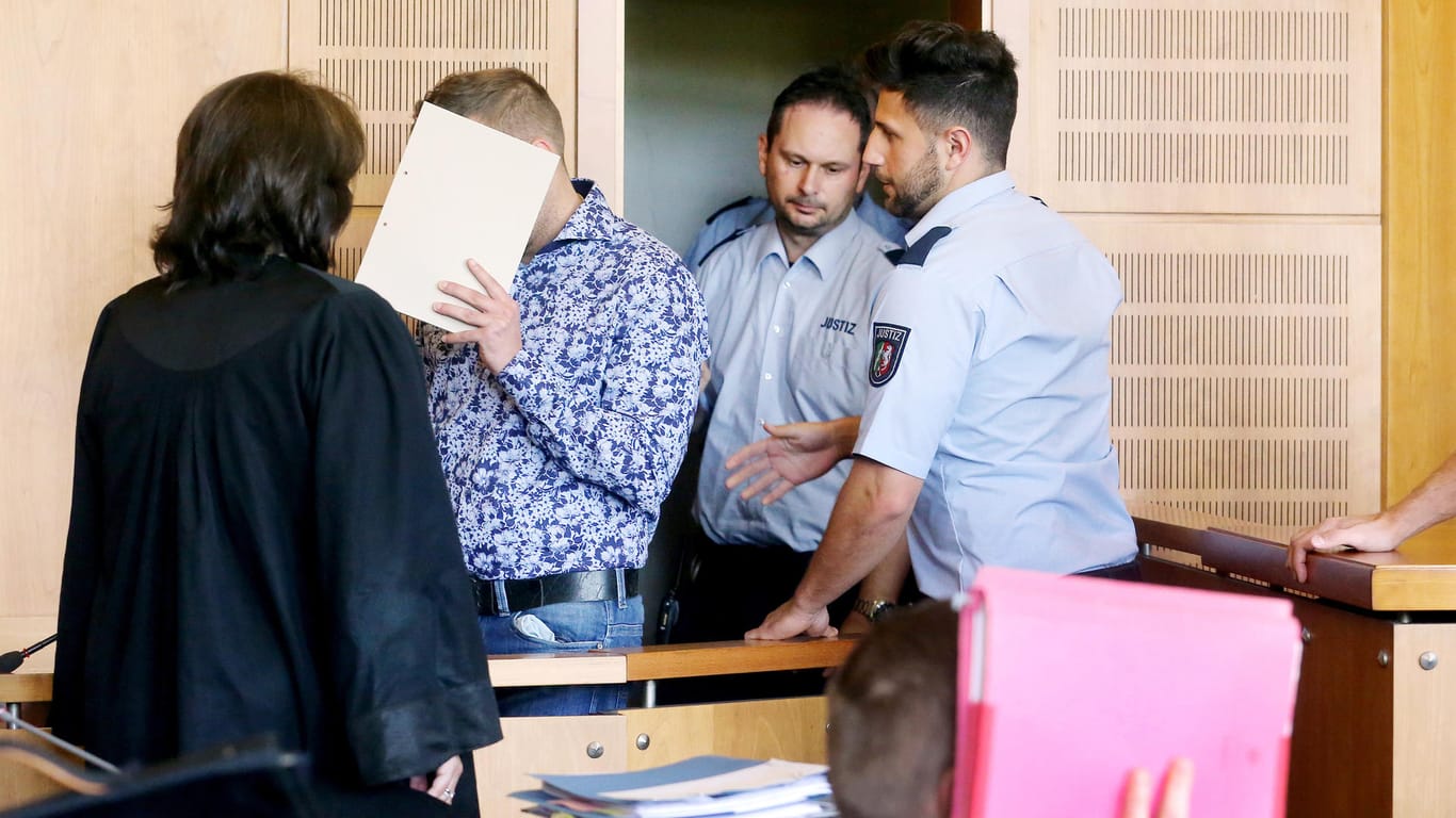 Nach dem qualvollen Todeskampf eines Rentners in Krefeld hat das dortige Landgericht bis zu 14 Jahre Haft gegen seine Peiniger verhängt.
