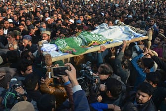 Trauergäste tragen in Kasur die Leiche eines achtjährigen Mädchens zu ihrer Beerdigung.